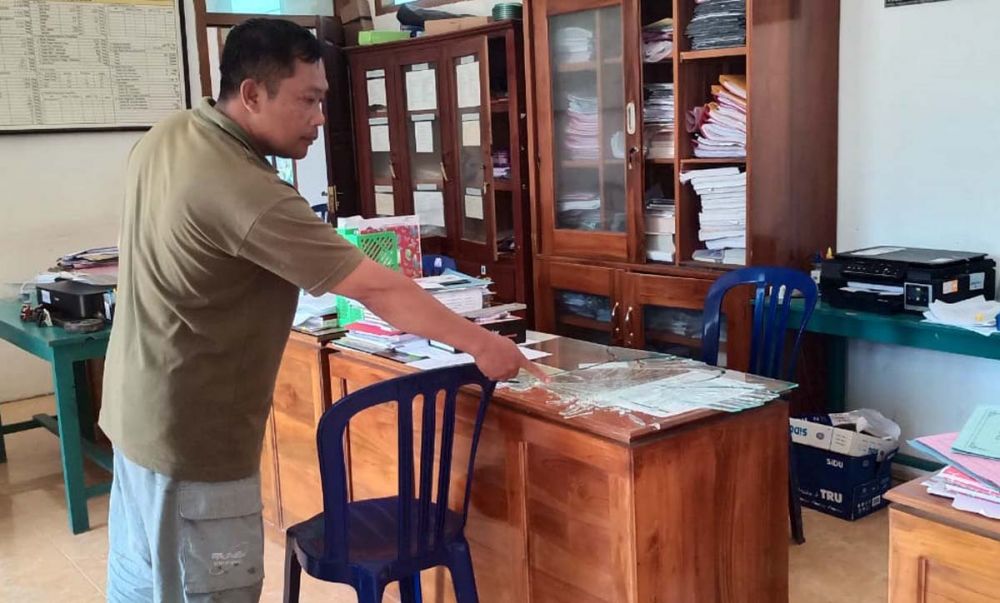 Bekas pecahan kaca kantor desa di Blitar yang dirusak pengedar pil koplo