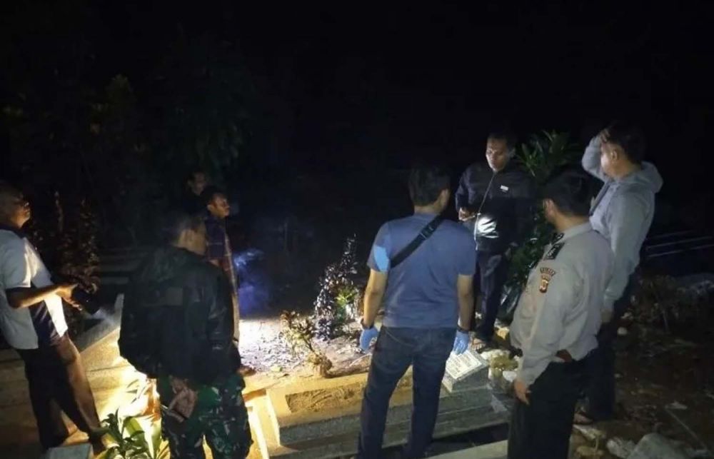 Polisi mengecek kondisi makam di Tasikmalaya (Foto: Dok Polsek Cikatomas, Polres Tasikmalaya)