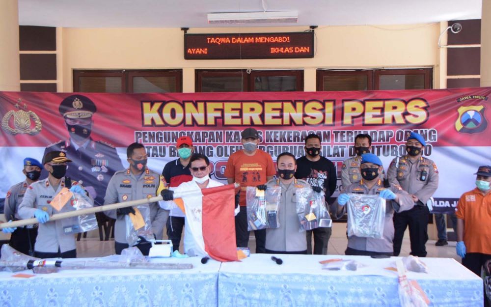 Barang bukti pengeroyokan dan perusakan dibeber di Mapolsek Situbondo