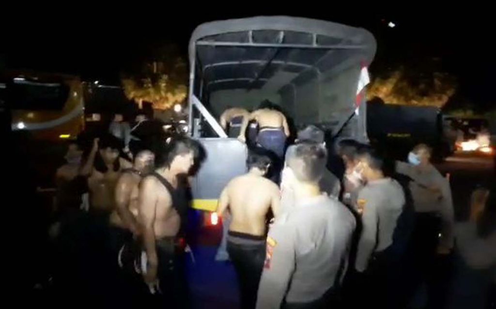 Para perusuh dalam demo tolak Omnibus Law di Surabaya diangkut polisi