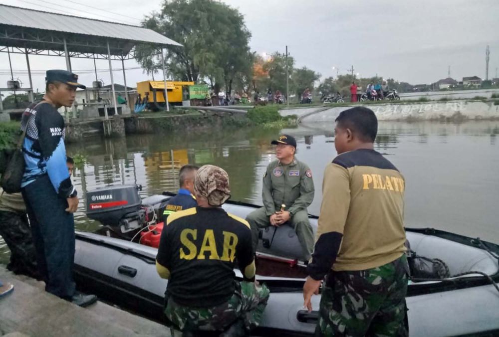 Komandan Puspenerbal Laksamana Pertama TNI Edwin bersama anggota saat hendak meninjau lokasi (Foto-foto: Moch Rois/jatimnow.com)