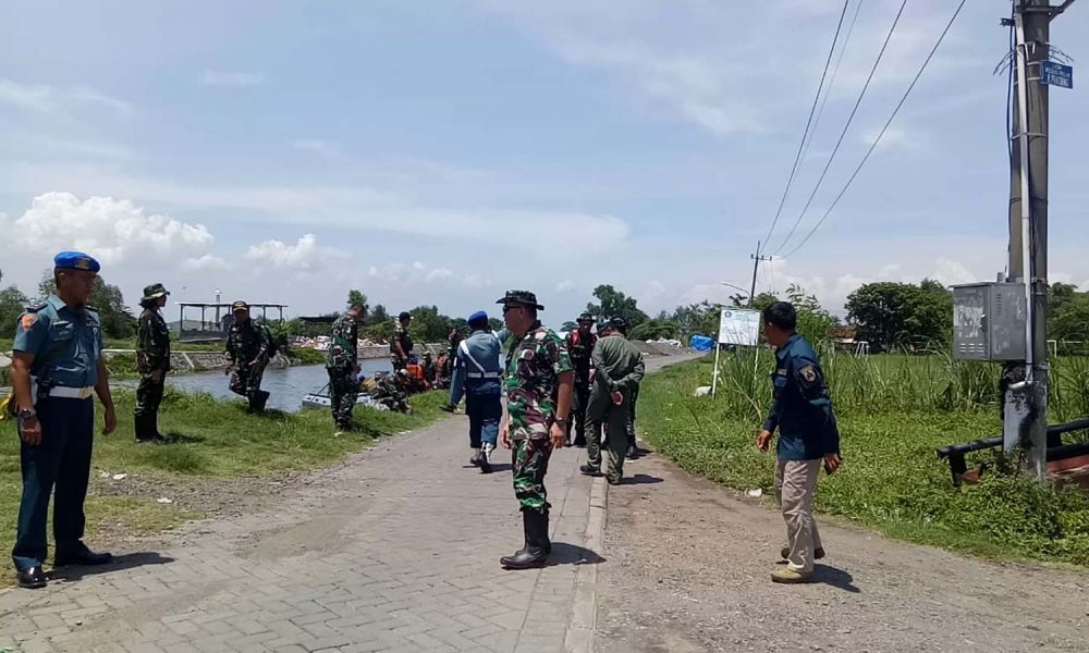 Komandan Puspenerbal Laksamana Pertama TNI Edwin bersama sejumlah anggotanya di lokasi evakuasi