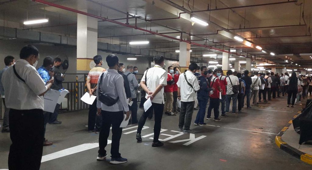 Peserta Vaksinasi BUMN di Grand City, Surabaya hari keempat, Rabu (31/3/2021) akhirnya tertib (Foto: Ni'am Kurniawan/jatimnow.com)