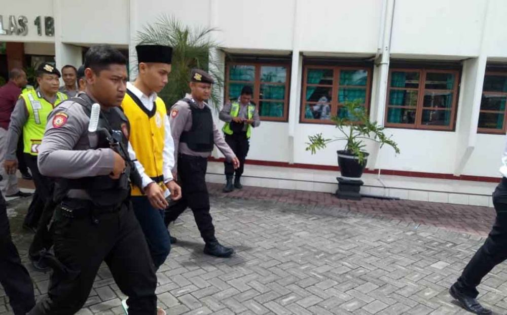 Terdakwa pesilat digiring ke ruang sidang PN Tulungagung
