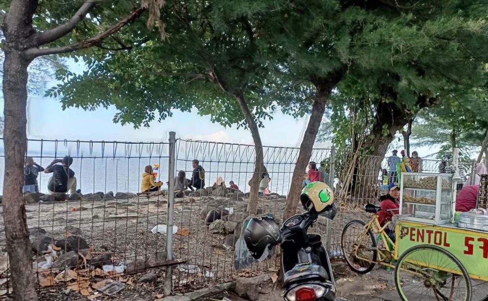Kawasan pesisir Kecamatan Bulak tetap ramai di masa Pandemi Covid-19 (Foto-foto: jatimnow.com)