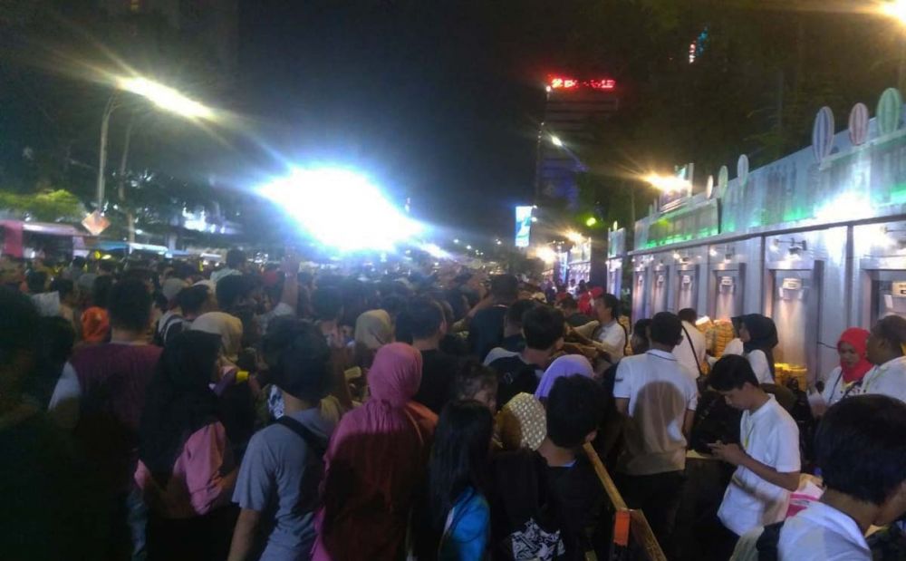 Masyarakat memadati area pesta rakyat HUT ke 74 Jawa Timur di Gedung Negara Grahadi, Jalan Gubernur Suryo, Surabaya