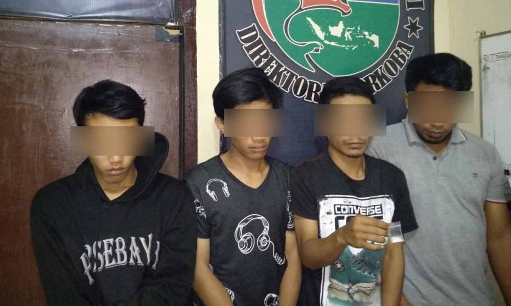 Empat pemuda di Surabaya yang gagal pesta sabu karena ditangkap polisi