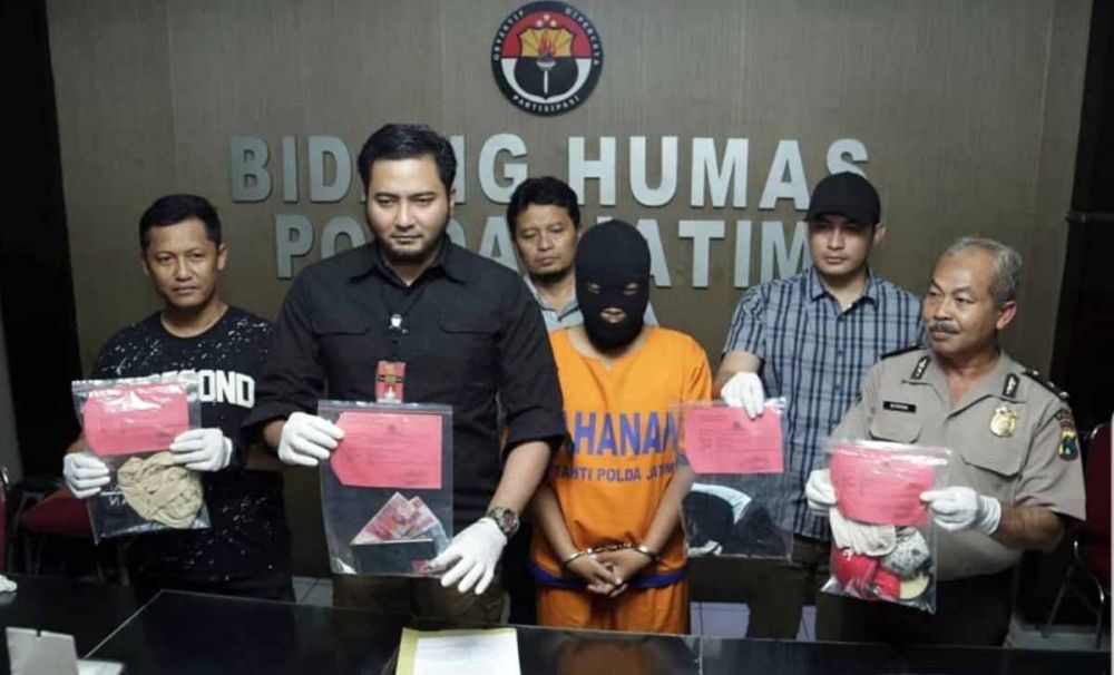 AKP Aldy Sulaeman (dua dari kiri) membeberkan tersangka dan barang bukti di Mapolda Jatim