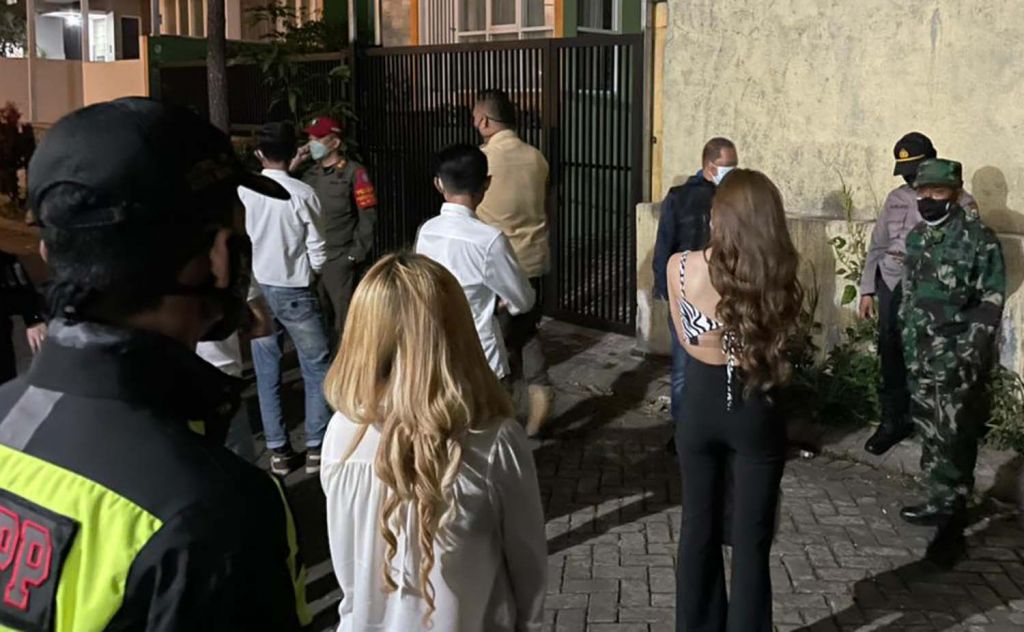 Petugas gabungan saat membubarkan pesta ulang tahun dalam vila di Kota Batu