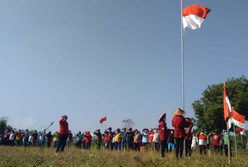 Para petani di Probolinggo menggelar upacara HUT ke-75 Kemerdekaan RI