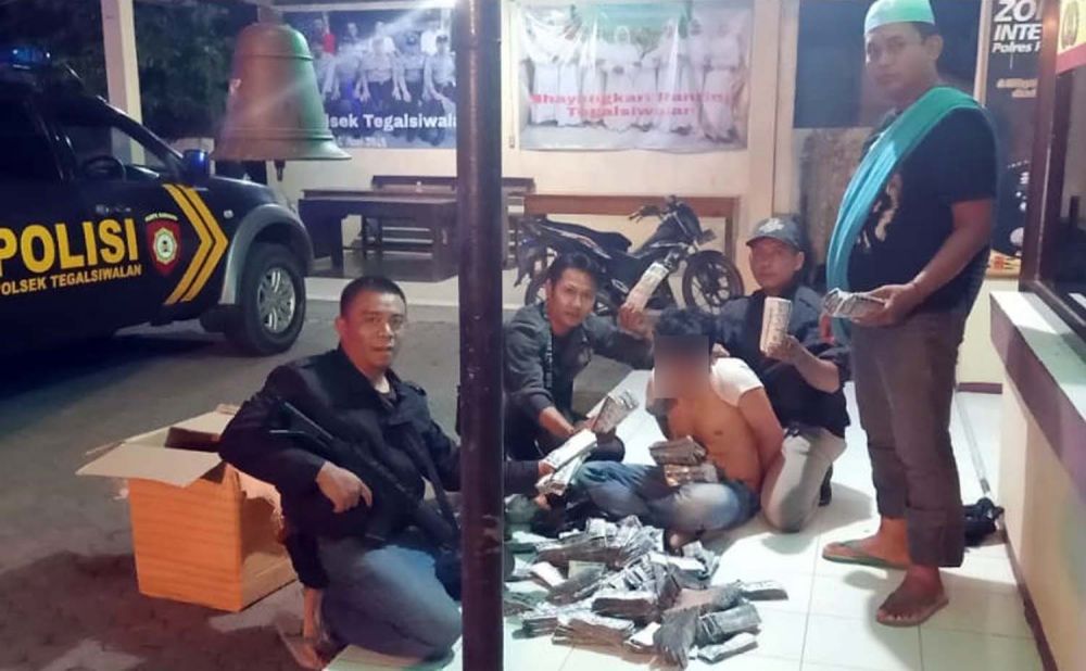Yus Yunus bersama barang bukti 15 ribu butir Pil Trihexyphenidyl diamankan di Mapolsek Tegalsiwalan, Polres Probolinggo