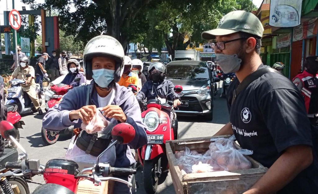 Kecewa Harga Jual Anjlok, Peternak di Magetan Bagi-bagi Telur Gratis