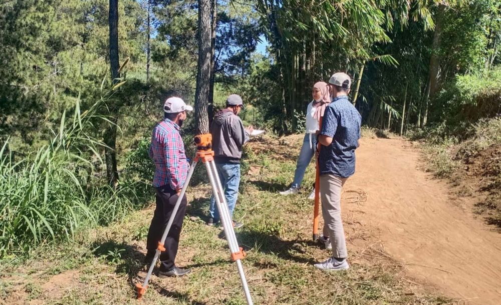 Petugas DPUPR Kota Batu mengukur jalan tembus Paralayang di Kelurahan Songgokerto, Kecamatan Batu