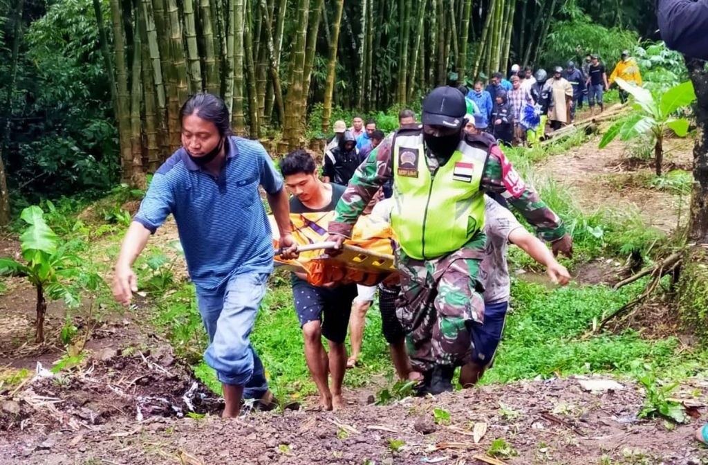 Proses evakuasi jasad korban
