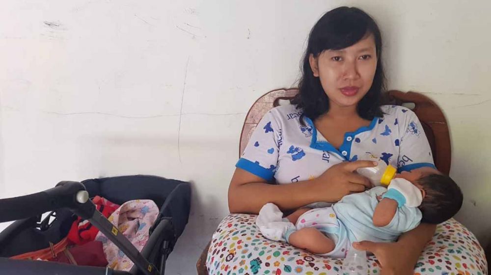 Alik Inayah, petugas Panwascam Tarik, Sidoarjo bersama anaknya