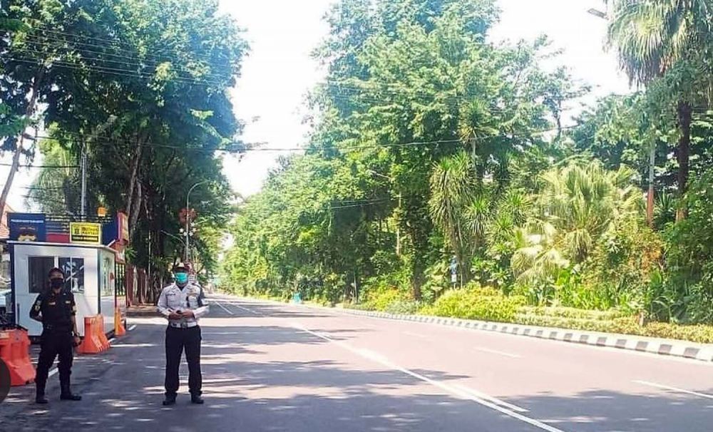 Penerapan kawasan tertib physical distancing di Jalan Raya Darmo, Surabaya beberapa waktu lalu (Foto: Instagram Dishub Surabaya)