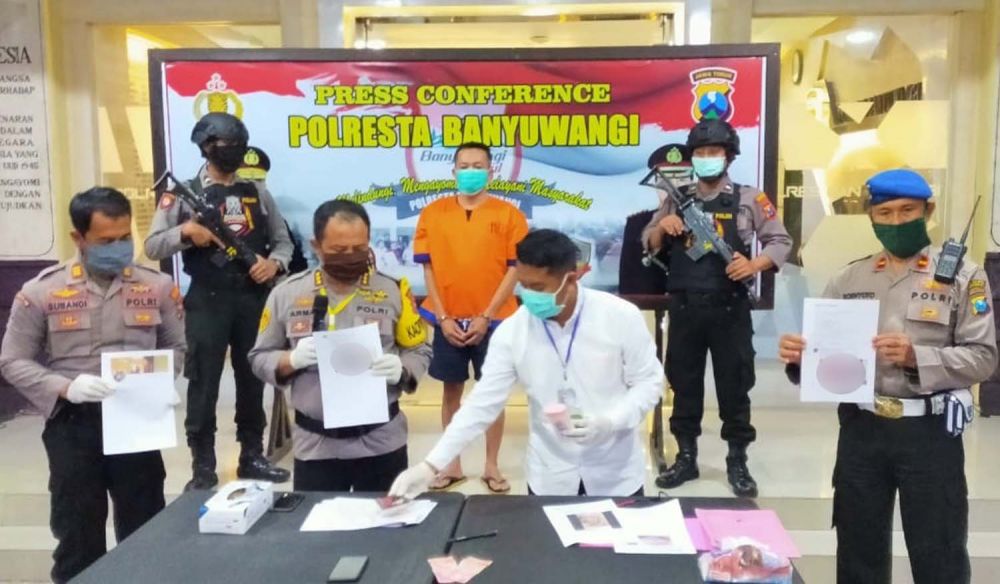 Kapolresta Banyuwangi Kombes Pol Arman Asmara dan Kasatreskrim AKP M.S Fery menunjukkan tersangka dan barang bukti