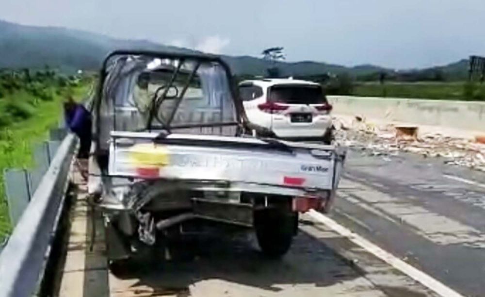 Pikap Terguling di Tol Pandaan-Malang, Muatan Ikan Tumpah ke Jalan