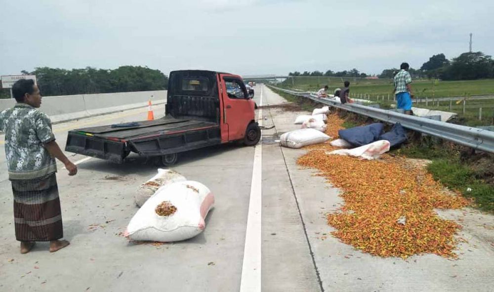 Kondisi mobil pikap bermuatan cabe rawit yang terguling di Tol Gempol, Pasuruan