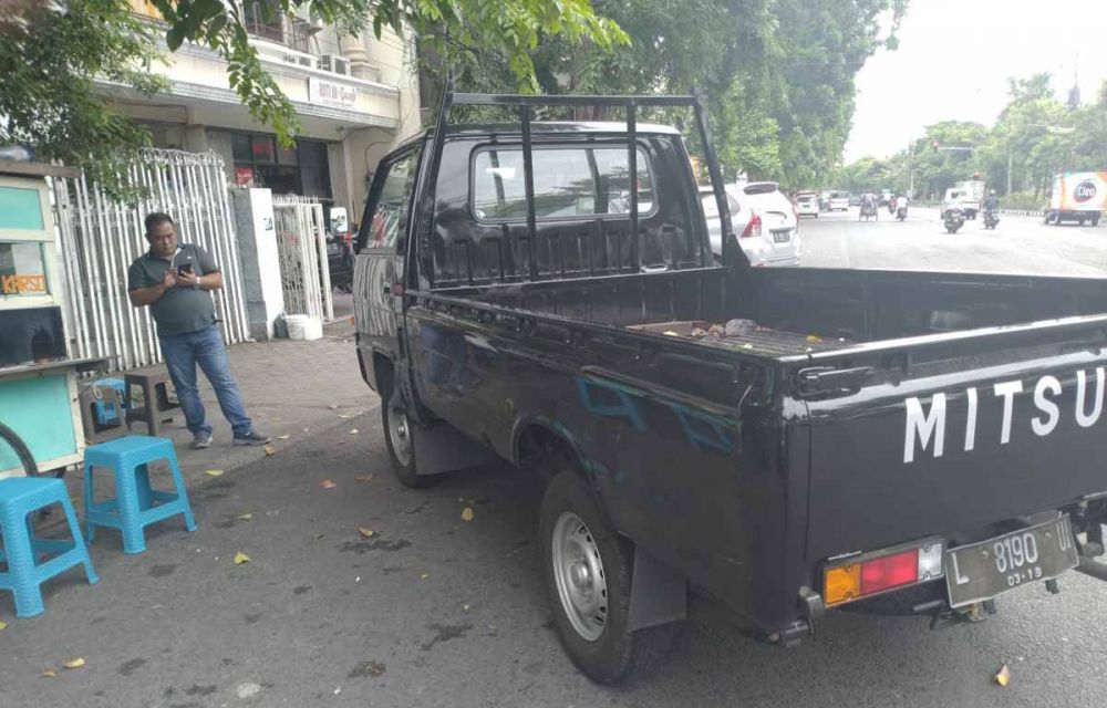 Mobil L300 jenis pikap misterius yang terparkir di Jalan Undaan Kulon, Surabaya