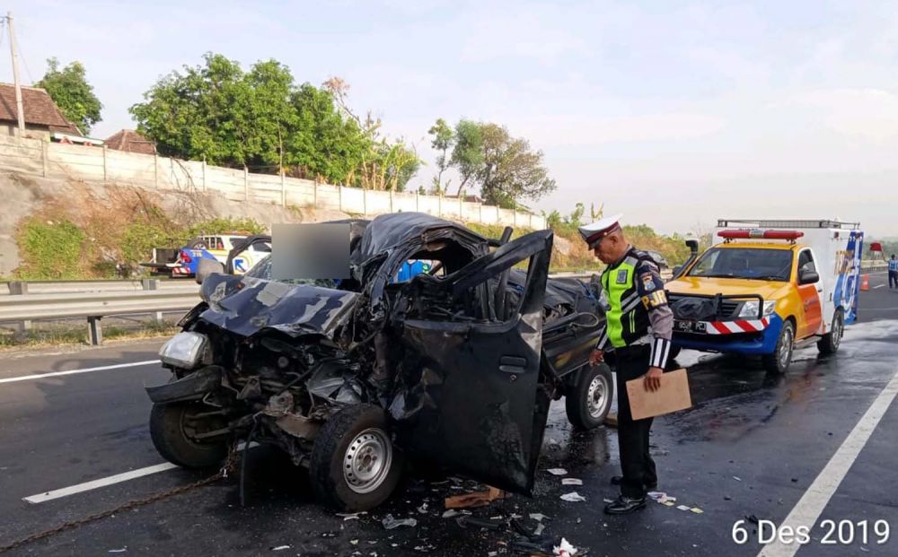Kondisi pikap yang menabrak bagian belakang truk gandeng di Tol Gempol-Pandaan