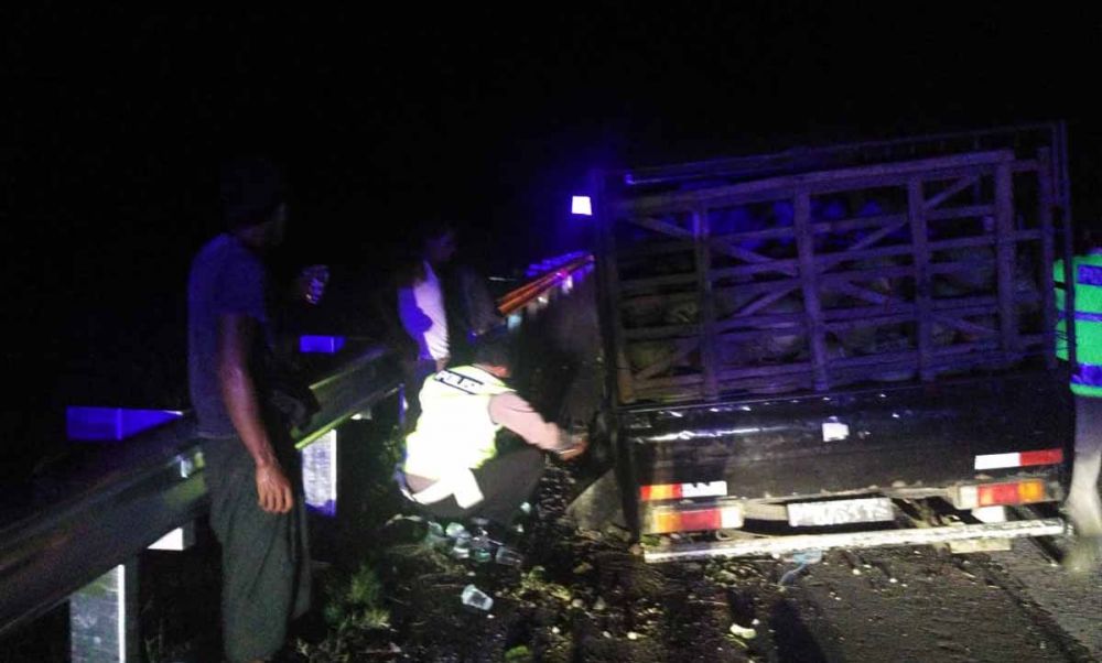 Pikap Bermuatan Kelapa Terbakar di Tol Paspro
