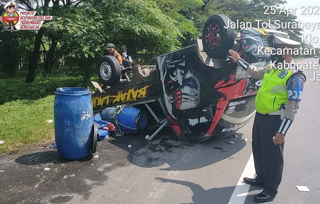 Mobil pikap bermuatan ikan terbalik di Tol Sidoarjo (Foto-foto: Sat PJR Polda Jatim)
