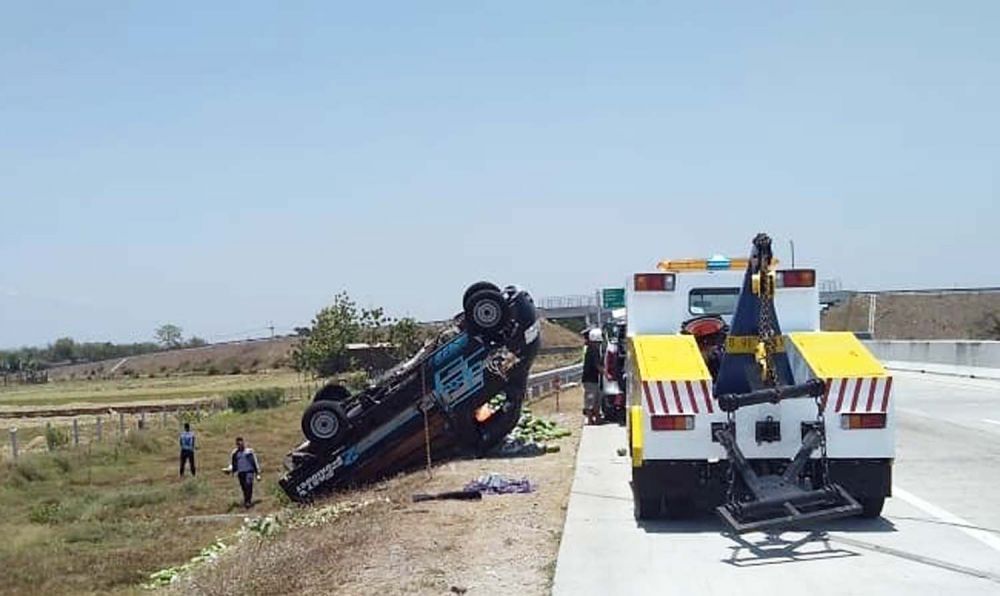 Pikap bermuatan pepaya asal Malang, terbalik di Tol Kertosono-Ngawi