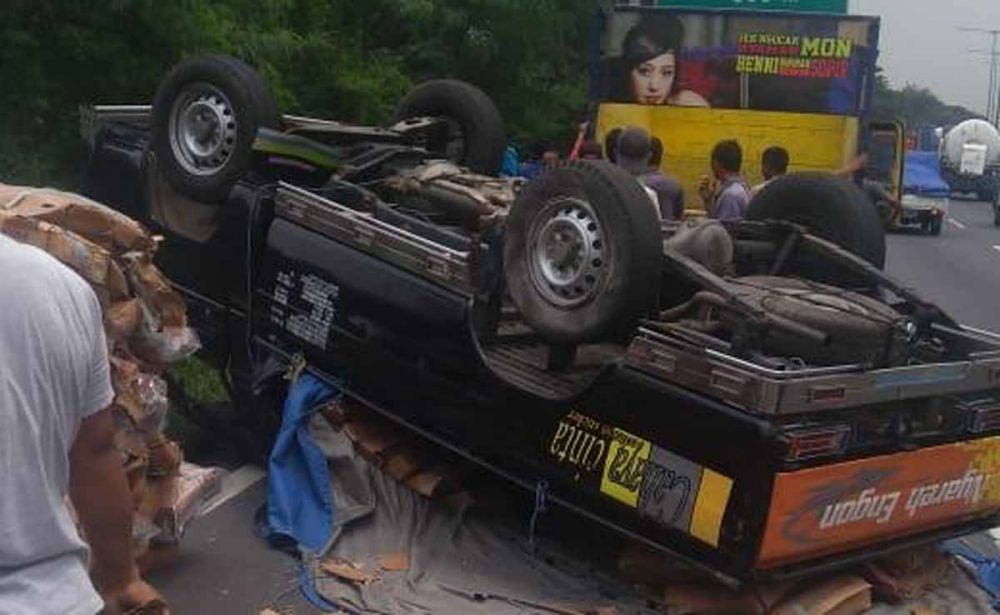 Pikap bermuatan ikan laut terbalik di Tol Dupak