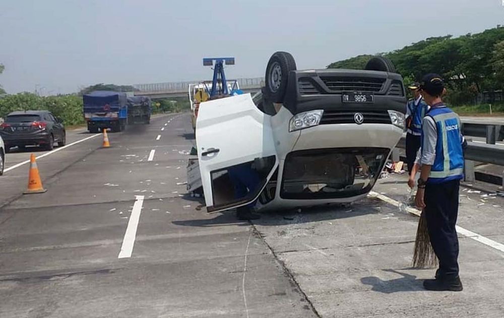 Pikap bermuatan lem terbalik di Tol Gempol