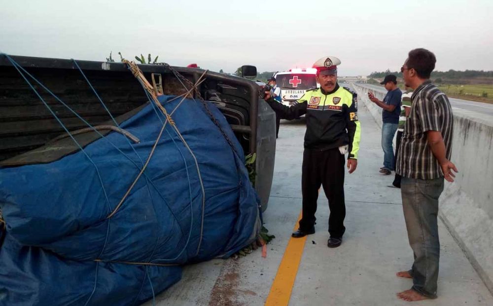 Mobil pikap terguling di Tol Madiun-Nganjuk