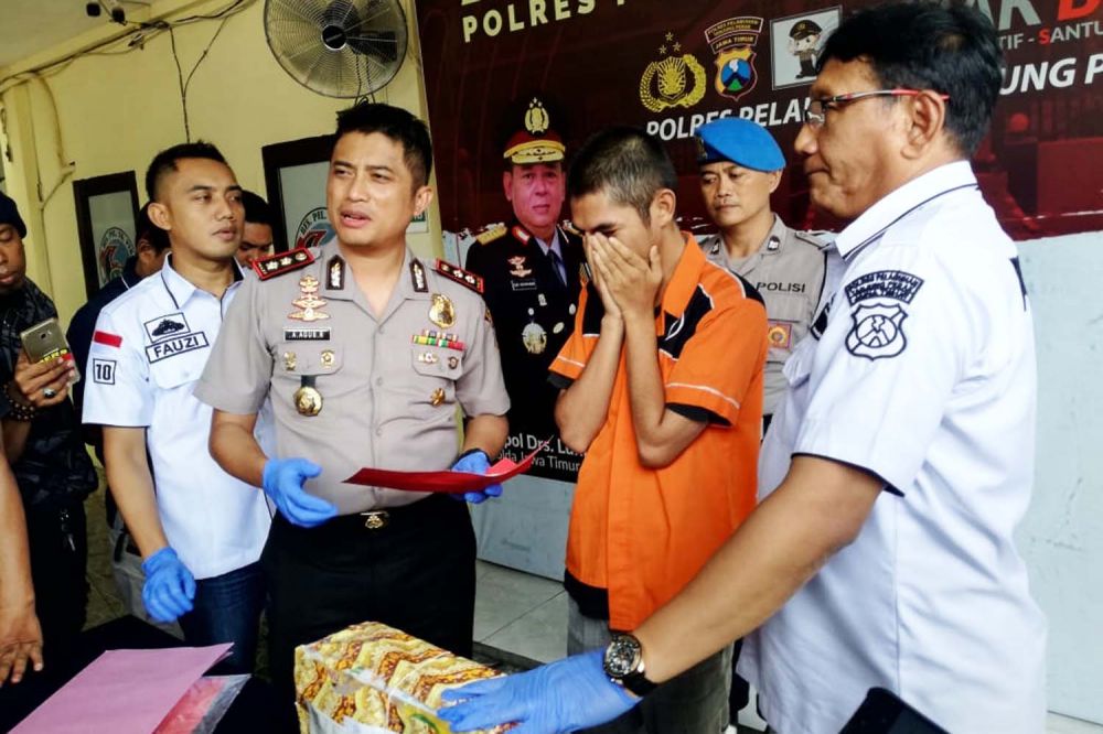 Kurir 200 pil ekstasi dan barang bukti diamankan di Mapolres Pelabuhan Tanjung Perak, Surabaya