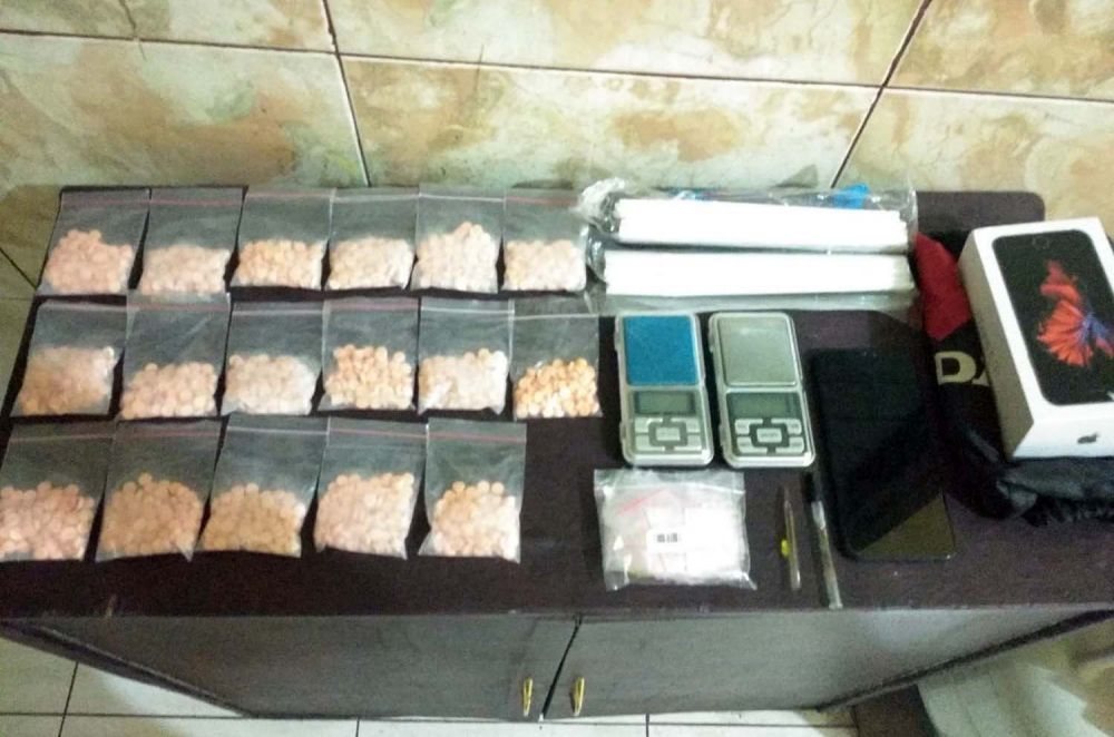 Ribuan pil koplo jenis happy five yang disita Satresnarkoba Polrestabes Surabaya jelang Tahun Baru 2020
