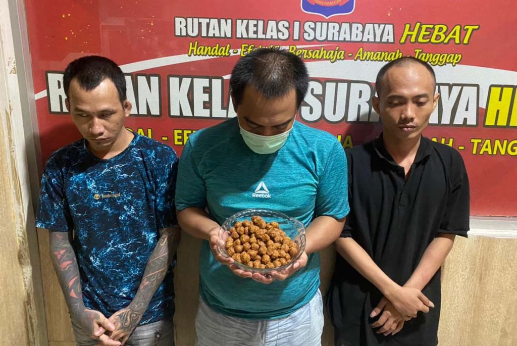 Tiga warga binaan Rutan Medaeng yang meracik pil koplo dalam bumbu pecel