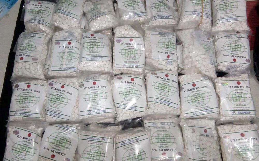 Barang bukti 57.850 butir pil koplo jenis double l yang disita Satresnarkoba Polrestabes Surabaya dari rumah kontrakan tersangka Ahmad Albar