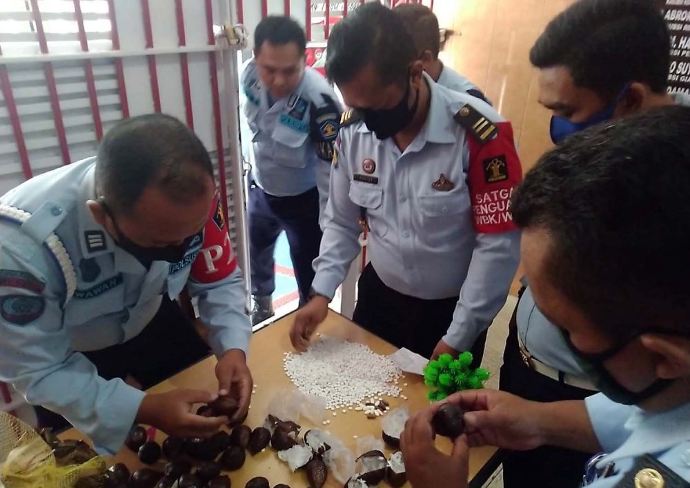Petugas Lapas Jombang menemukan pil koplo dalam buah salak yang dibawa salah satu pengunjung