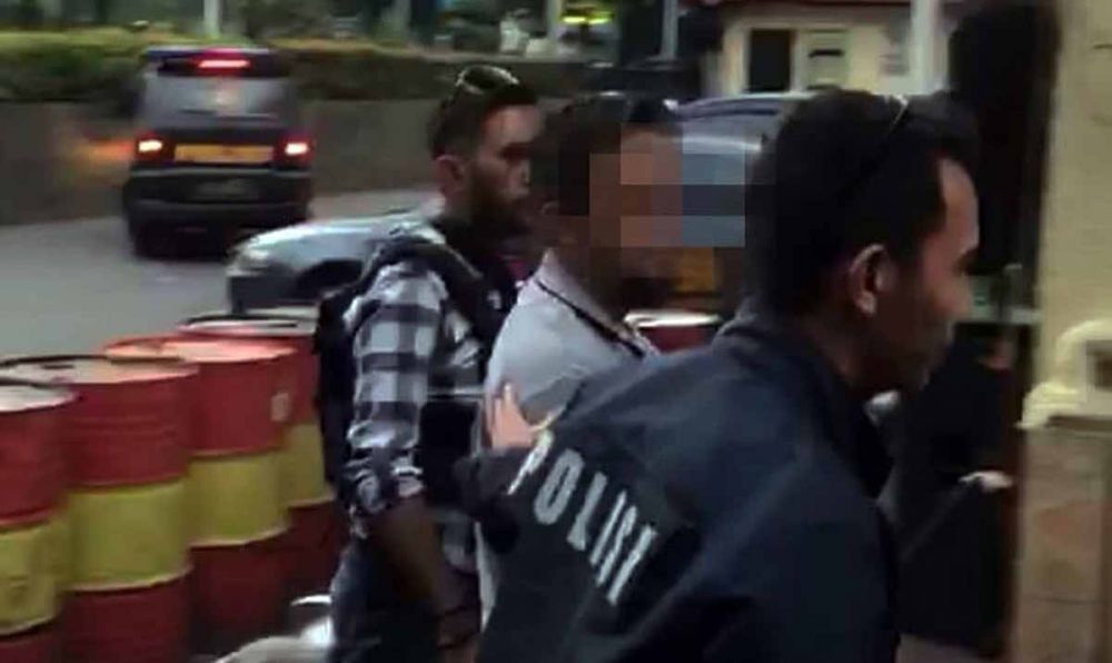 Sang pilot digelandang dua polisi (foto: Akun Instagram  @Polres_Jakbar) 