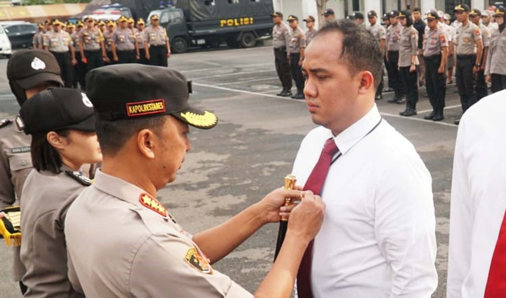 Kapolrestabes Surabaya Kombes Pol Sandi Nugroho memberikan pin emas dari Kapolri Jenderal Idham Aziz kepada Iptu Giadi Nugraha