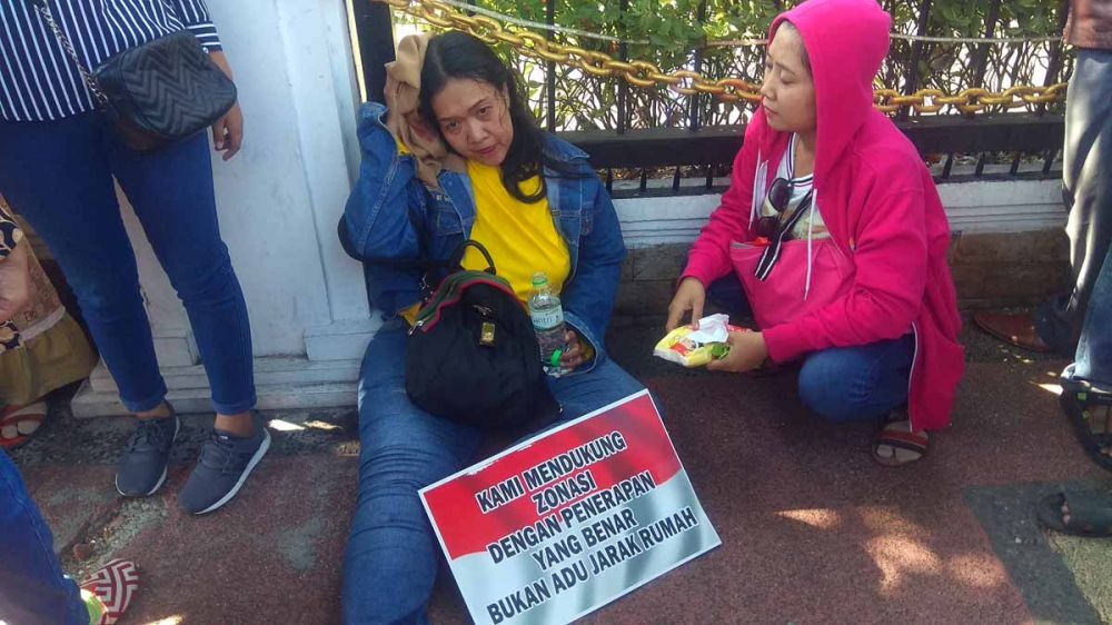 Vera Rosalinda, salah satu emak peserta demo tolak sistem zonasi yang pingsan di depan Gedung Negara Grahadi, Surabaya
