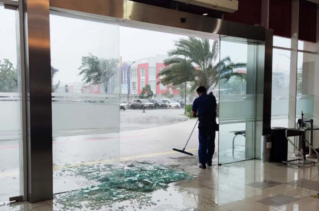 Pintu kaca Icon Mall Gresik pecah akibat diterjang angin kencang