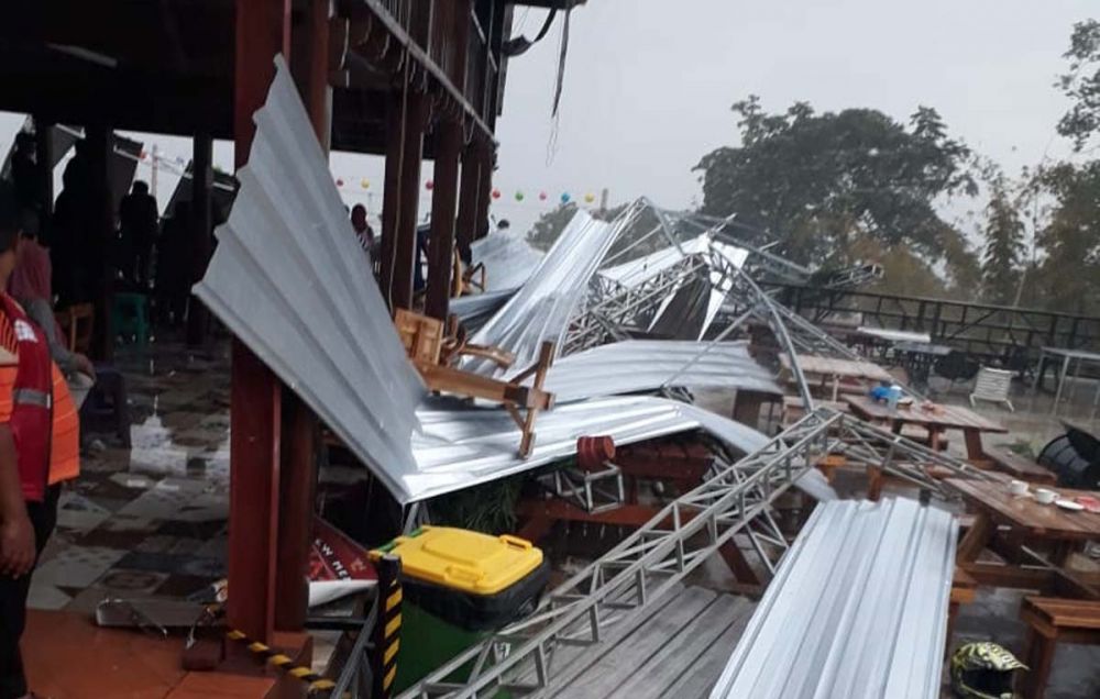 Diterjang Hujan Angin, Tempat Wisata Milik Gus Ipul Rusak Parah