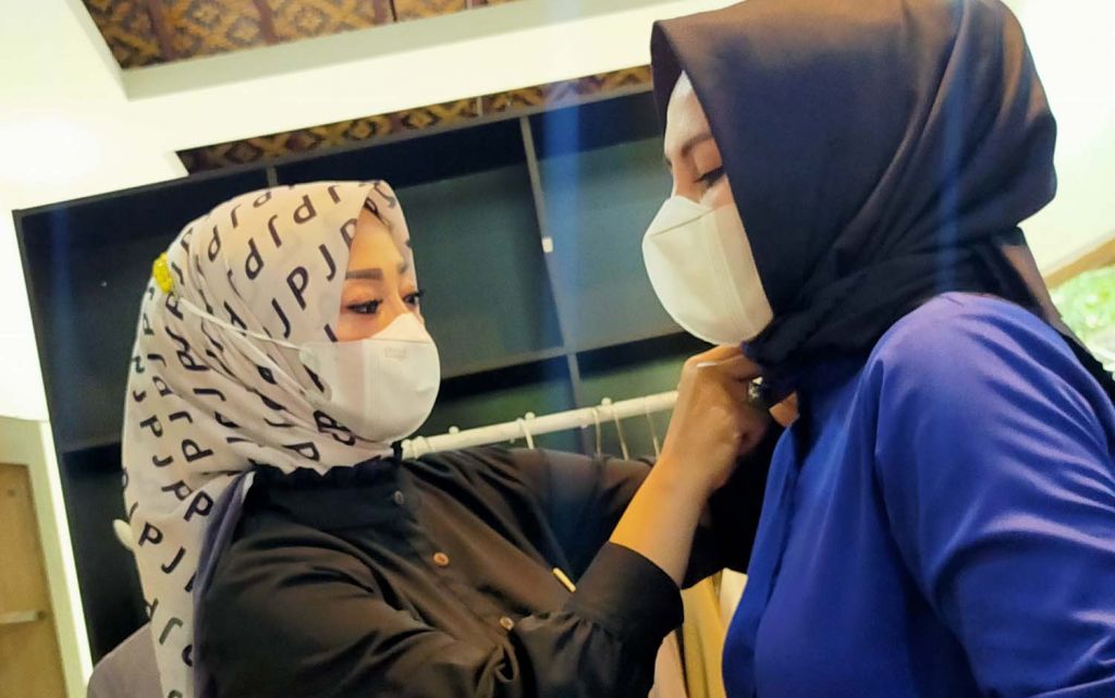 Desainer busana muslim asal Surabaya, Pipik Juliana (kiri)