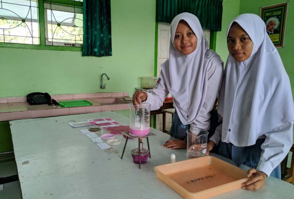 Fitriana Putri Anggraini dan Umi Rohmatun Nafikah, siswa kelas XII SMAN 3 Ponorogo menunjukkan plastik dari kulit buah naga karyanya