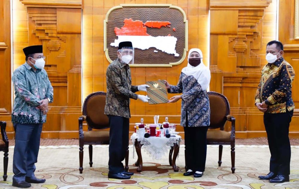 Gubernur Jatim Khofifah Indar Parawansa memberikan SK Plh Bupati Sidoarjo kepada Achmad Zaini