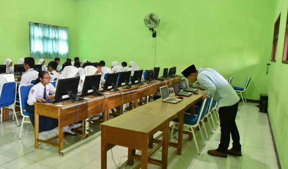 Tinjau UNBK SMP, Plt Bupati Trenggalek: Semoga Lulus 100 Persen
