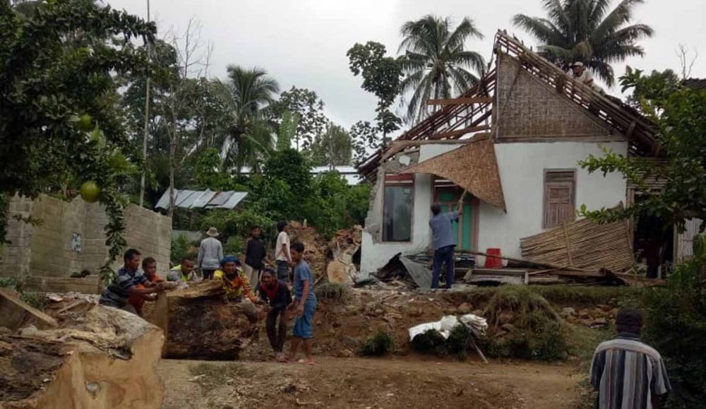 Pohon keramat timpa dua rumah di Blitar