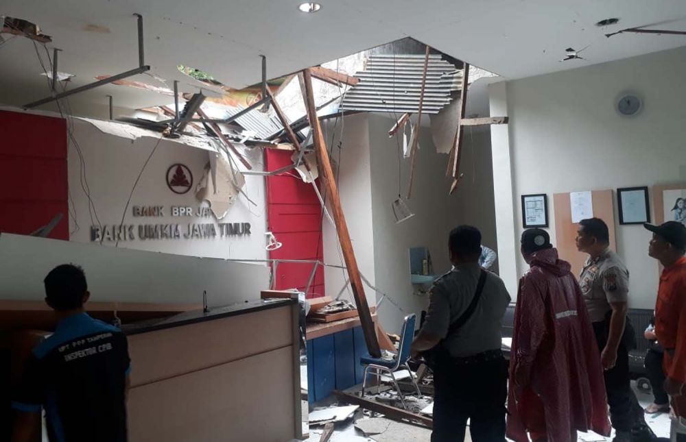 Kantor BPR rusak parah tertimpa pohon tumbang