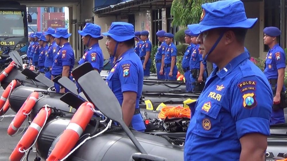 Tim SAR Ditpolairud Polda Jatim menggelar apel siaga banjir