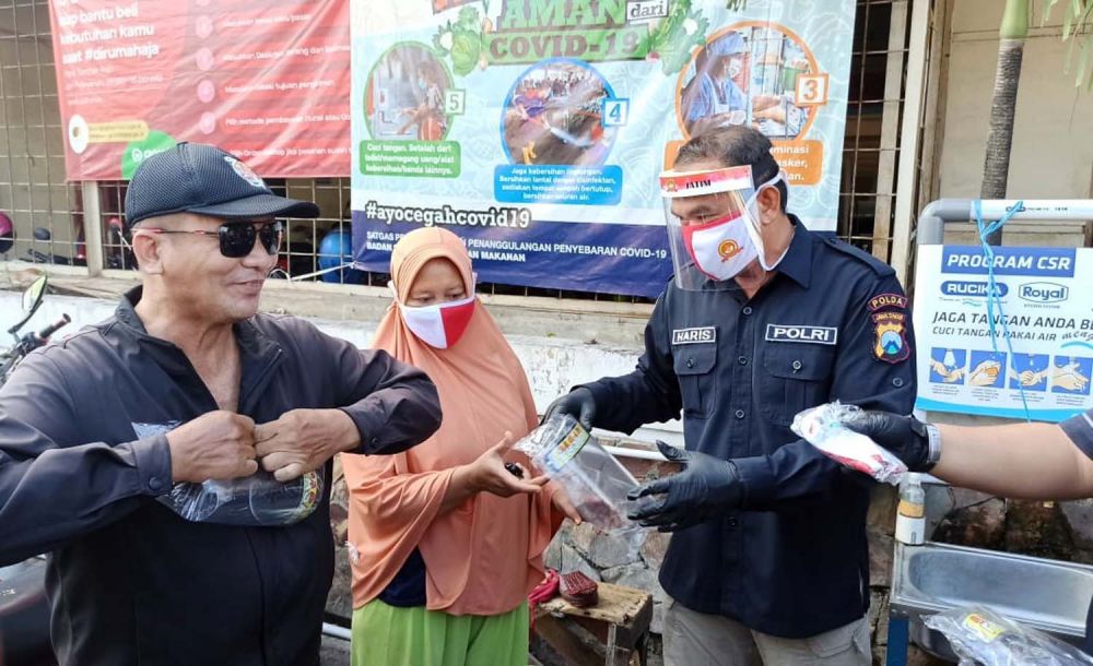Polda Jatim bagikan 5000 APD ke pedagang dan pengungjung pasar tradisional