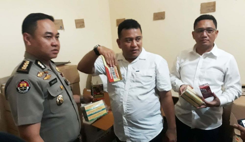 Ditresnarkoba Polda Jatim menggerebek produsen obat kuat ilegal di Perumahan Babatan Pilang, Wiyung, Surabaya (Foto-foto: Zain Ahmad/jatimnow.com)